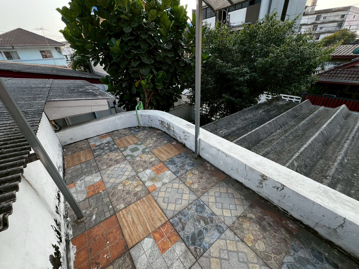 For RentHouseRattanathibet, Sanambinna : house, suitable for office use, pets allowed, Samakkee Road, near the BTS Skytrain, quiet, peaceful, and safe.