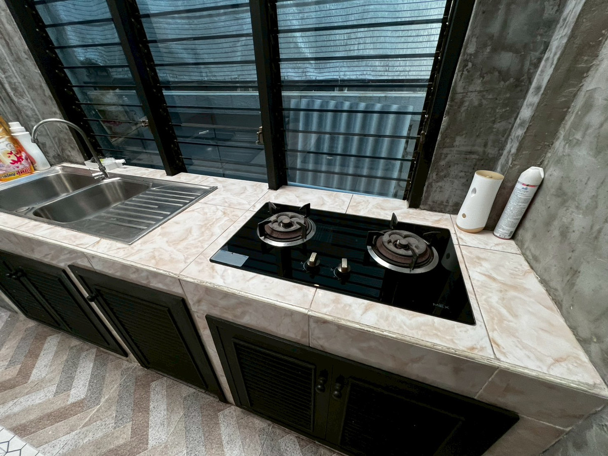 For RentHouseRattanathibet, Sanambinna : house, suitable for office use, pets allowed, Samakkee Road, near the BTS Skytrain, quiet, peaceful, and safe.