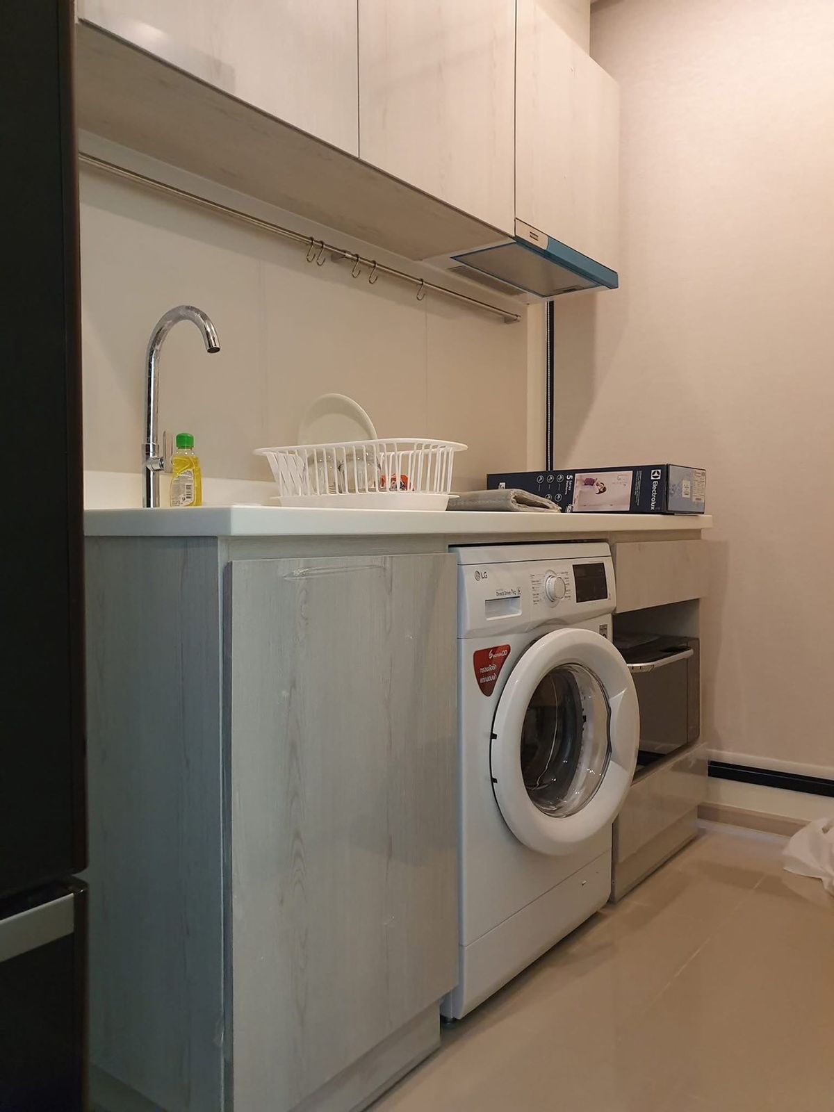 For RentCondoRama9, Petchburi, RCA : Life Asoke Condo, convenient travel, near MRT, has a shuttle, beautiful room, fully furnished, ready to move in.