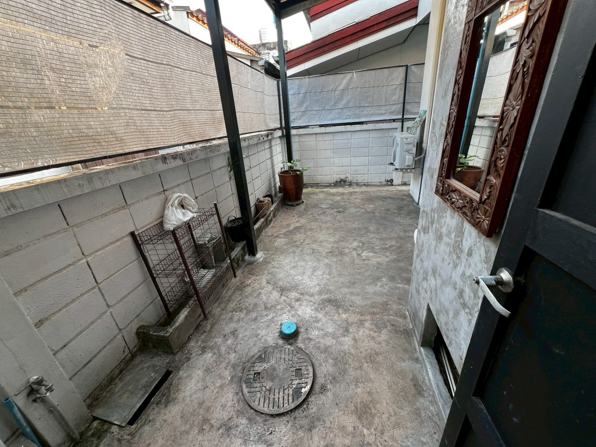 For RentHouseRattanathibet, Sanambinna : house, suitable for office use, pets allowed, Samakkee Road, near the BTS Skytrain, quiet, peaceful, and safe.