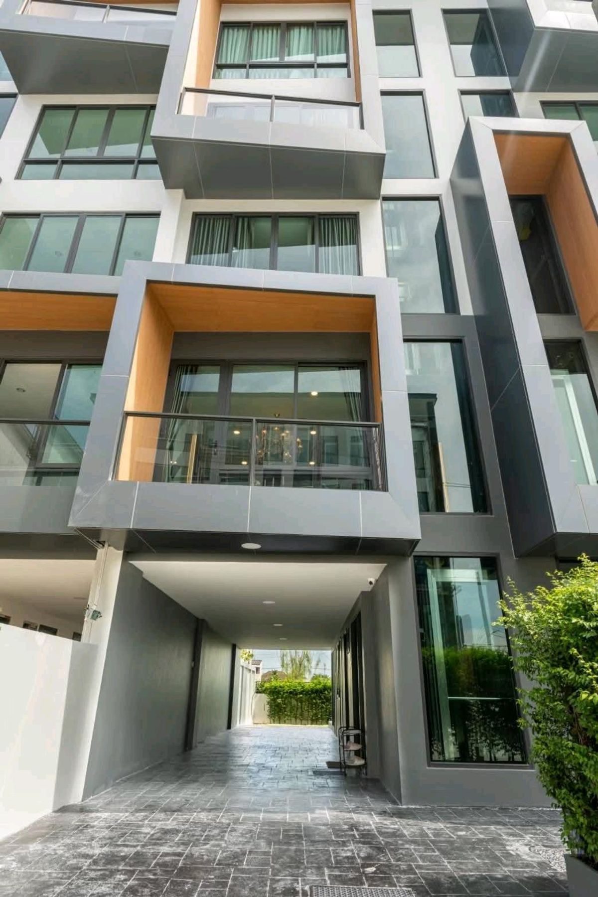For RentHome OfficePattanakan, Srinakarin : 5-Storey Home Office for Rent – with Elevator & EV Charger
