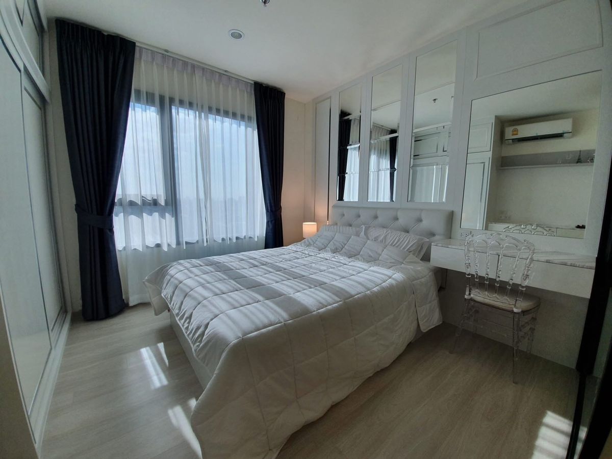 For RentCondoRama9, Petchburi, RCA : Life Asoke Condo, convenient travel, near MRT, has a shuttle, beautiful room, fully furnished, ready to move in.