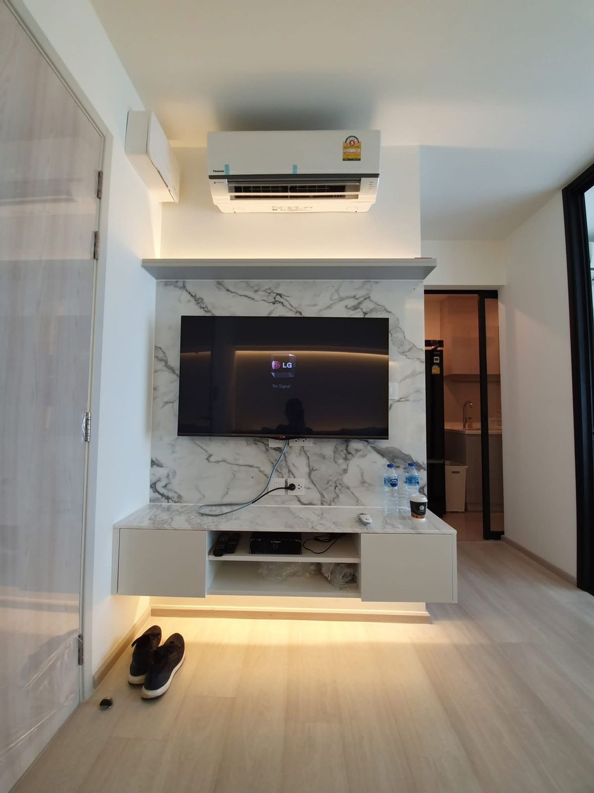 For RentCondoRama9, Petchburi, RCA : Life Asoke Condo, convenient travel, near MRT, has a shuttle, beautiful room, fully furnished, ready to move in.