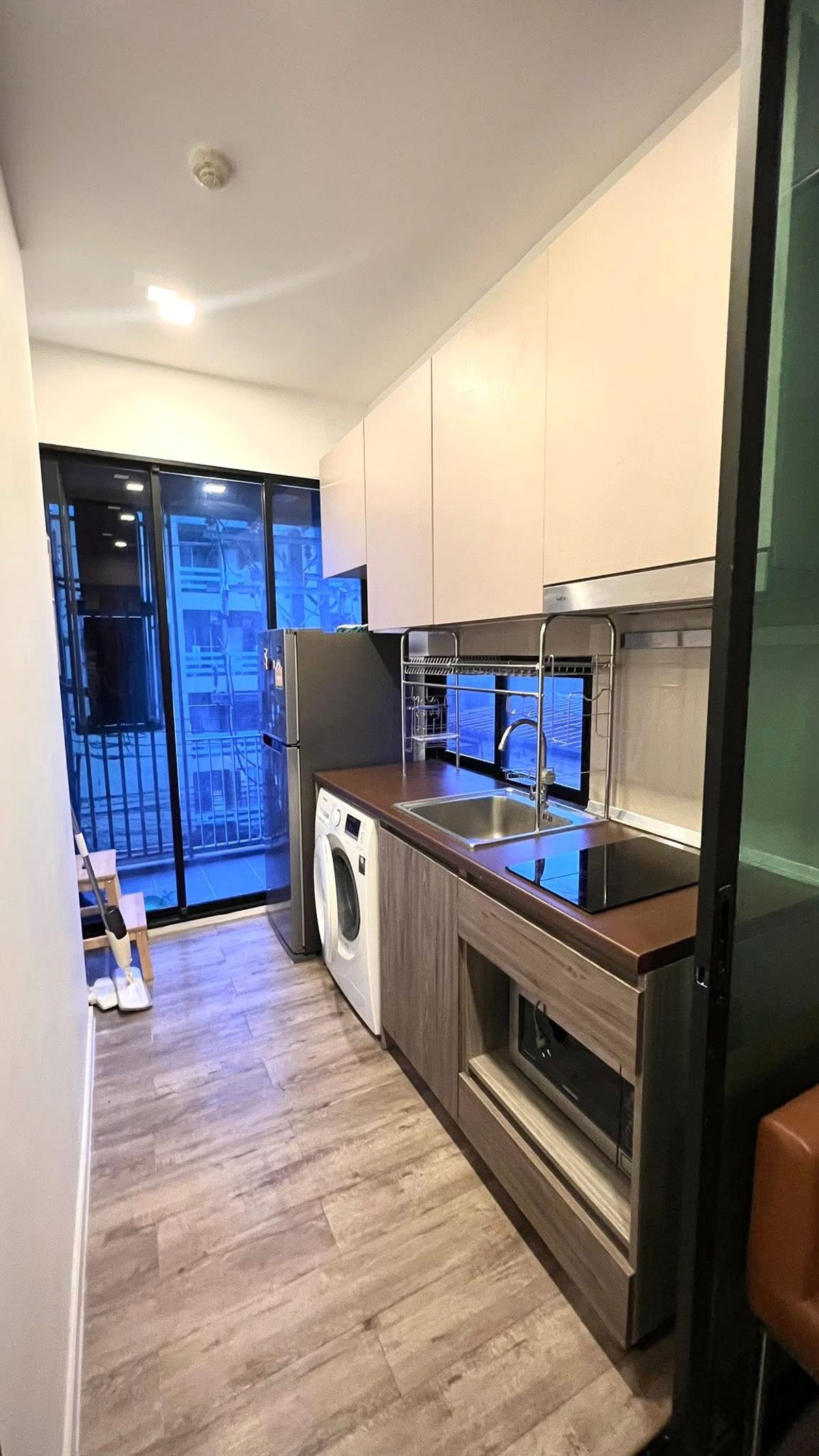 For SaleCondoRatchadapisek, Huaikwang, Suttisan : Urgent sale 📍 Brown Ratchada 32 📍 Convenient transportation, near MRT Lat Phrao, complete with furniture and appliances.