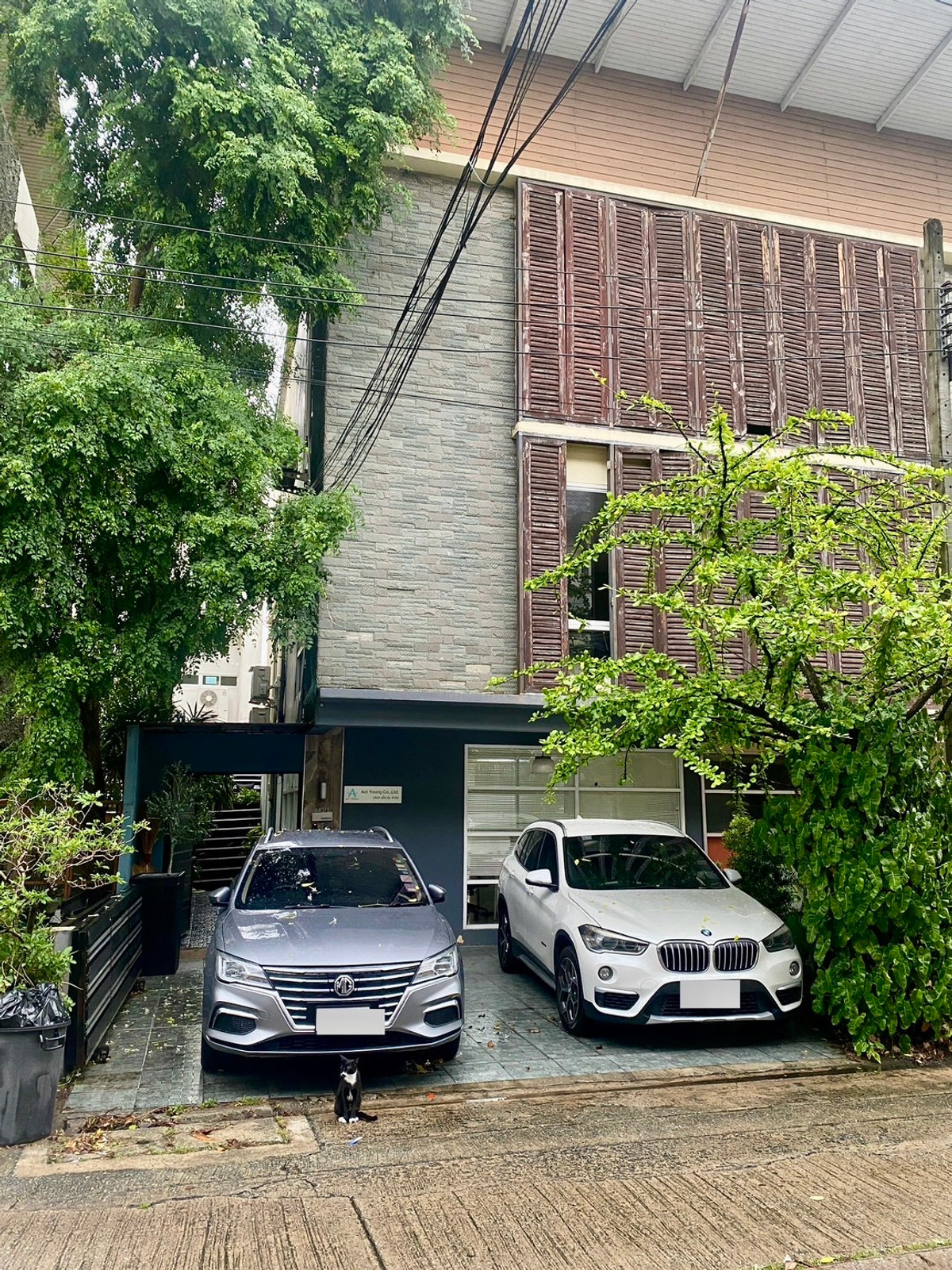 For RentHome OfficeRamkhamhaeng, Hua Mak : 🏡 For rent, 3-story townhome office, Town in Town area ✨ Corner unit, garden with trees surrounding the house. Shady atmosphere Suitable for living or making a home office.