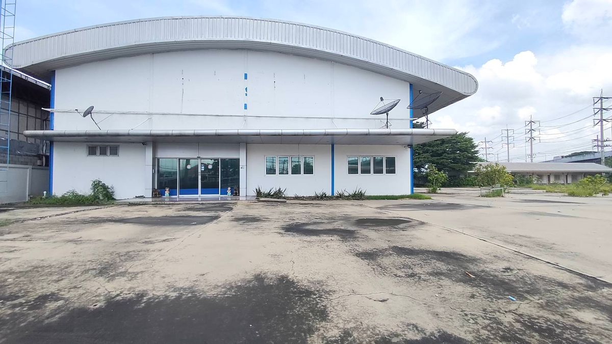 For SaleLandNakhon Pathom : Land for sale, plus buildings, next to the road, with office, warehouse, Borommaratchachonnani Intersection, Phutthamonthon Sai 5