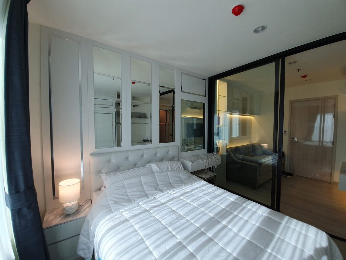 For RentCondoRama9, Petchburi, RCA : Life Asoke Condo, convenient travel, near MRT, has a shuttle, beautiful room, fully furnished, ready to move in.