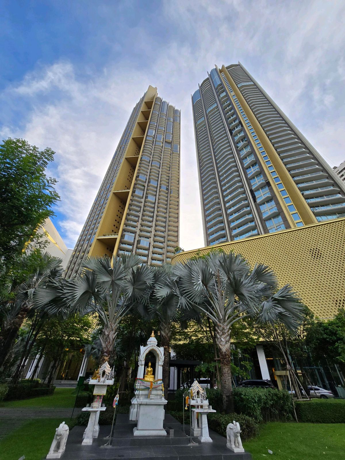 For SaleCondoWongwianyai, Charoennakor : Sale 1 Bed 80 sqm. 25.5 million, View Saphan Taksin side, Very rare.