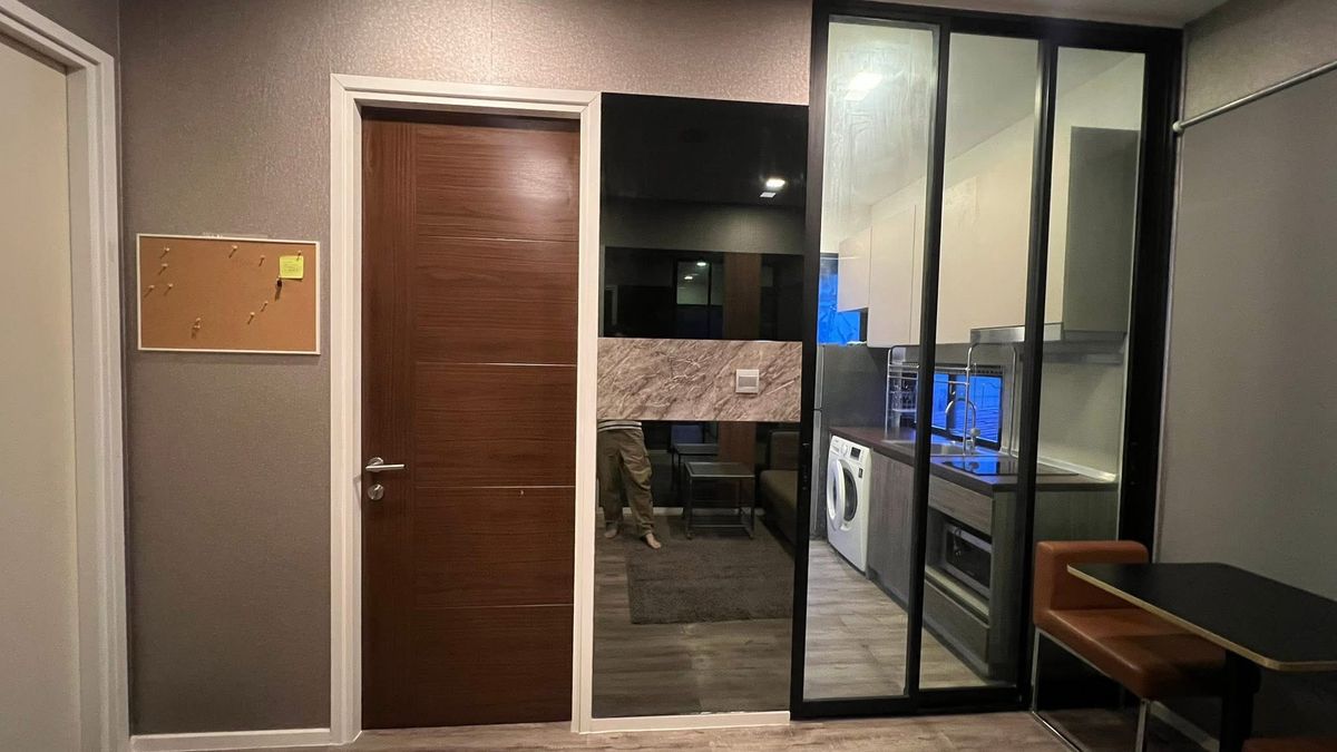 For SaleCondoRatchadapisek, Huaikwang, Suttisan : Urgent sale 📍 Brown Ratchada 32 📍 Convenient transportation, near MRT Lat Phrao, complete with furniture and appliances.