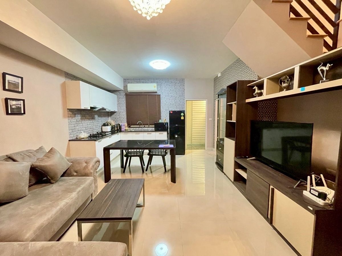 For RentTownhomePattanakan, Srinakarin : Beautiful townhouse on the corner Fully furnished Ready to move in