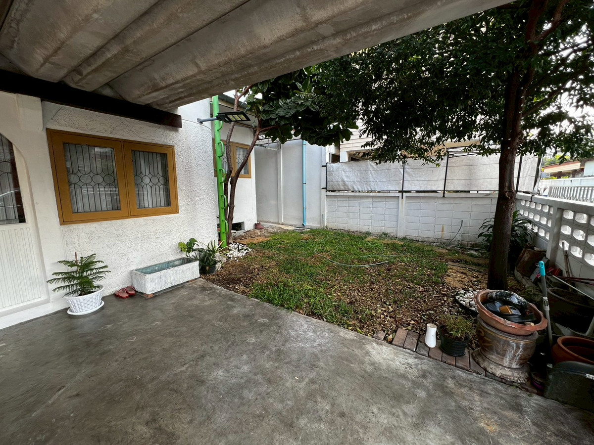 For RentHouseRattanathibet, Sanambinna : house, suitable for office use, pets allowed, Samakkee Road, near the BTS Skytrain, quiet, peaceful, and safe.
