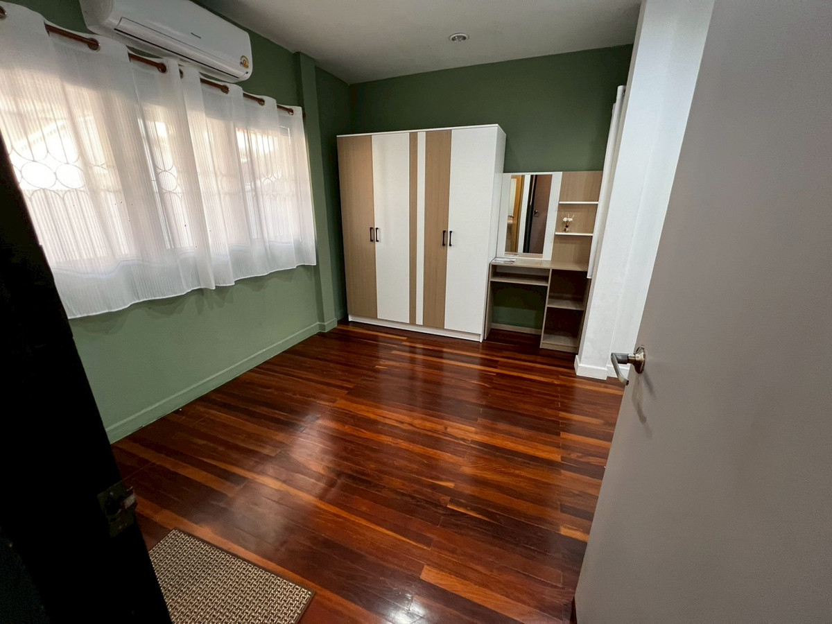 For RentHouseRattanathibet, Sanambinna : house, suitable for office use, pets allowed, Samakkee Road, near the BTS Skytrain, quiet, peaceful, and safe.