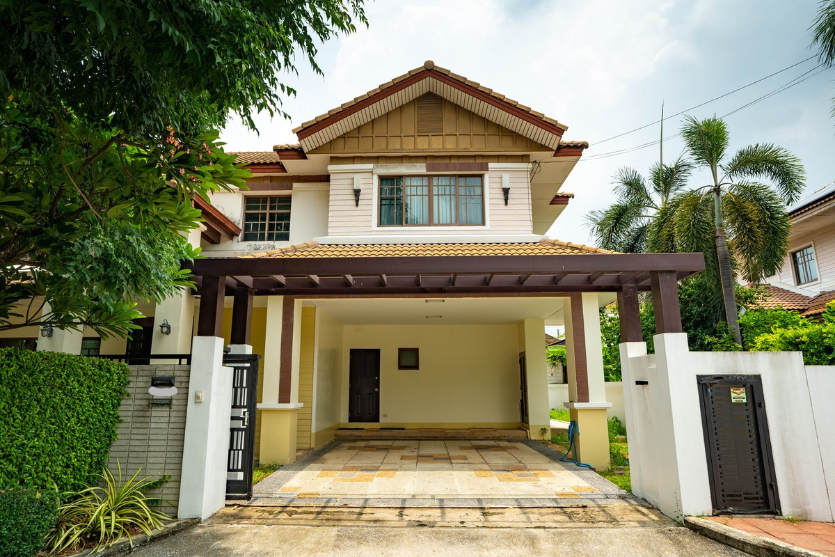 ให้เช่าบ้านรัตนาธิเบศร์ สนามบินน้ำ พระนั่งเกล้า : บ้านเดี่ยว ติดกองสลาก สนามบินน้ำ เนื้อที่ 120 ตารางวา 5ห้องนอน 4ห้องน้ำ หน้าหมู่บ้านเป็นแม็คโคร