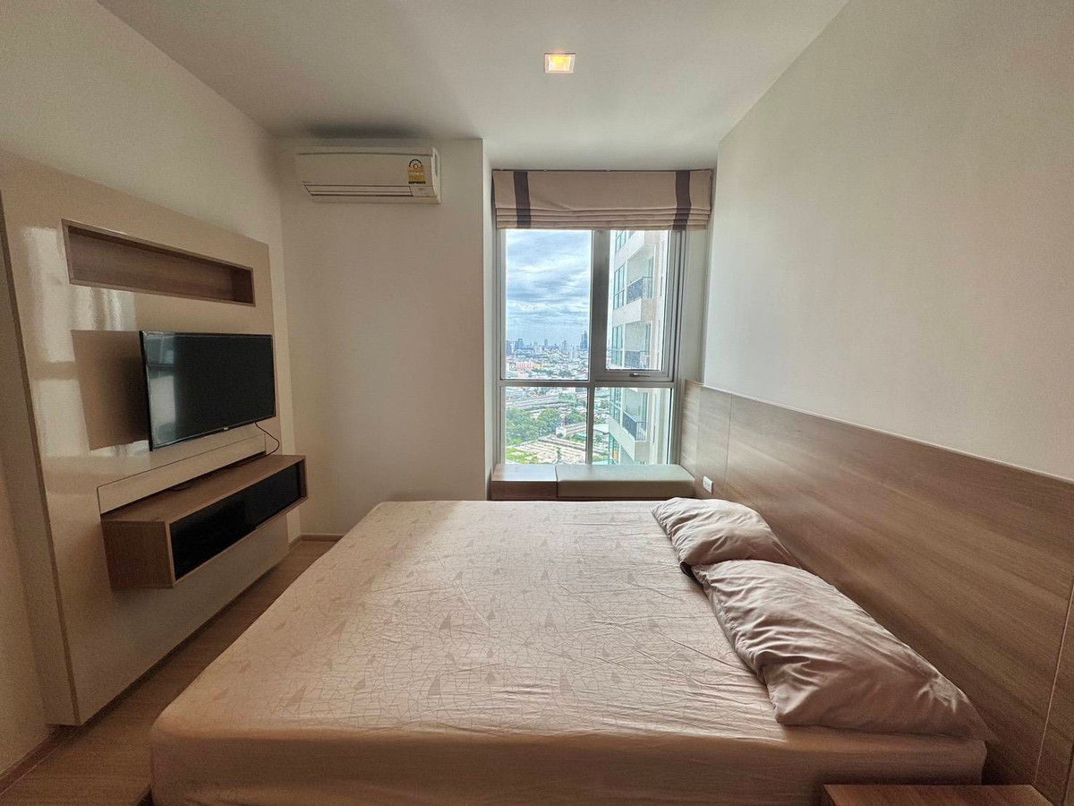 🌆 For rent RHYTHM Sathorn Condo near BTS Saphan Taksin, only 250 meters. Loading...