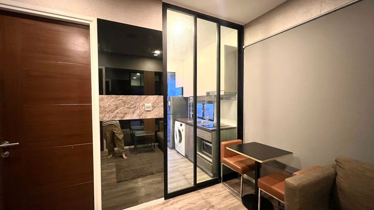 For SaleCondoRatchadapisek, Huaikwang, Suttisan : Urgent sale 📍 Brown Ratchada 32 📍 Convenient transportation, near MRT Lat Phrao, complete with furniture and appliances.