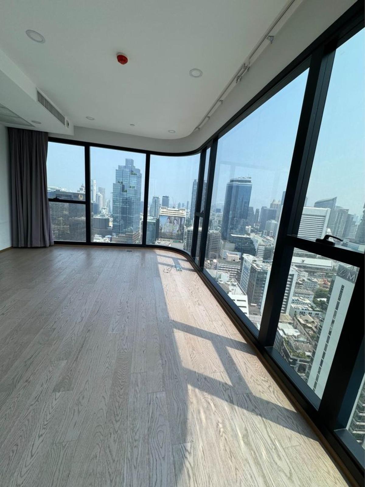 ขายคอนโดสยาม จุฬา สามย่าน : 03/04/2026, รวมค่าโอนห้องสวย Ashton Chula-Silom 2 นอน ใกล้ BTS Chong Nonsi ราคาพิเศษ 
ชีวิตเหนือระดับ พร้อมสิ่งอำนวยความสะดวกล้ำสมัยในใจกลางเมือง! 0642748883