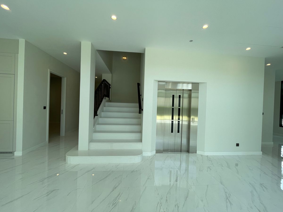 ขายบ้านบางนา แบริ่ง ลาซาล : ขายบ้านเดี่ยวหรู CINQ ROYAL The Eighteen Bangna KM.7  (แซงค์ รอยัล ดิ เอททีน บางนา กม.7) สุดยอดทำเลศักยภาพ ใกล้เมกาบางนา & โรงเรียนนานาชาติ Concordian เพียง 1–2 กม. บ้านใหญ่ 3 ชั้น พร้อมลิฟต์ส่วนตัว วิวสนามกอล์ฟเมืองแก้ว