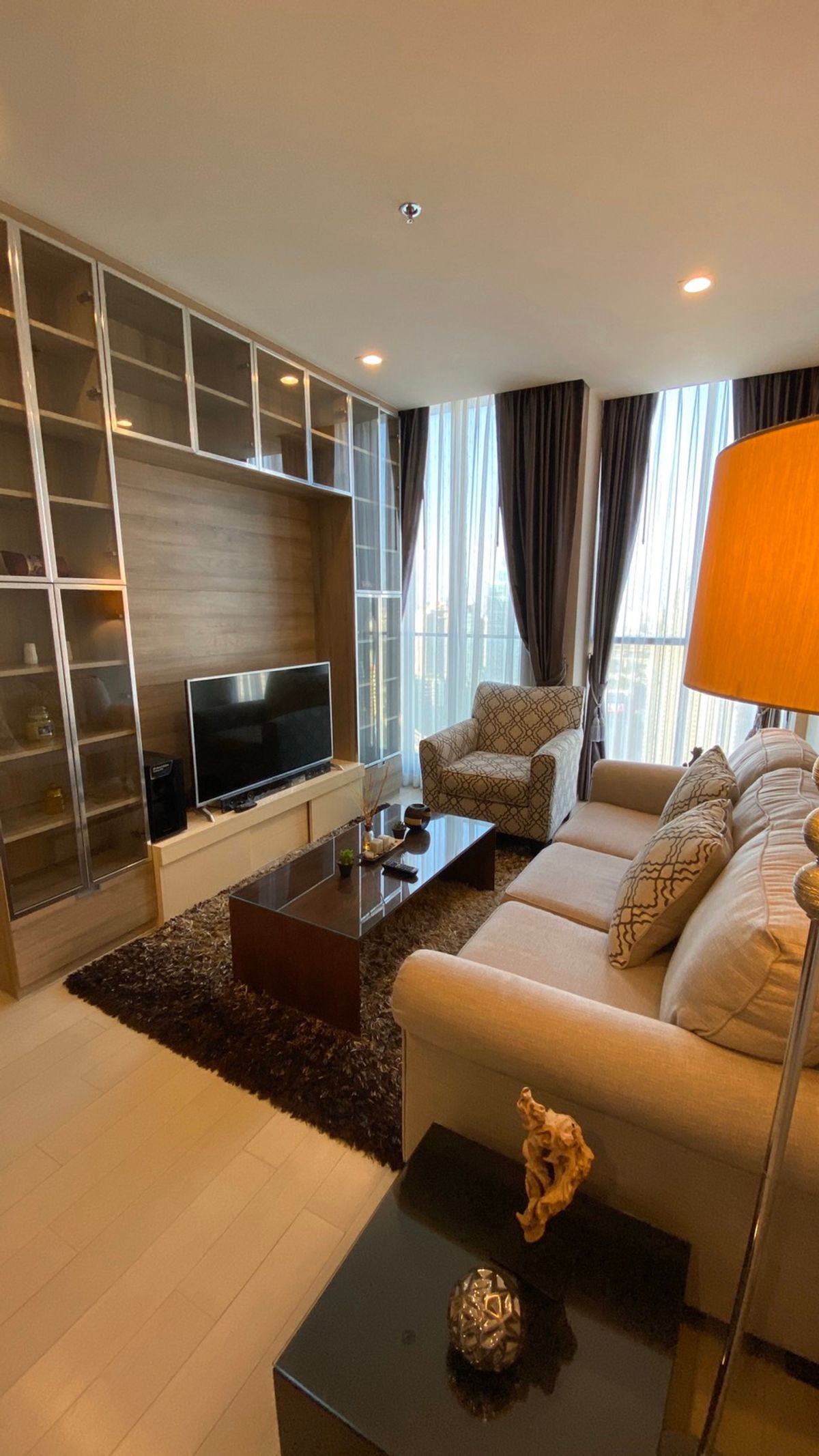For RentCondoWitthayu, Chidlom, Langsuan, Ploenchit : 75K🔥 Luxury condo with Skywalk connected to BTS Ploenchit, 2 bedrooms, 2 bathrooms, 30++ floor, beautiful room, has a private elevator to the room.
