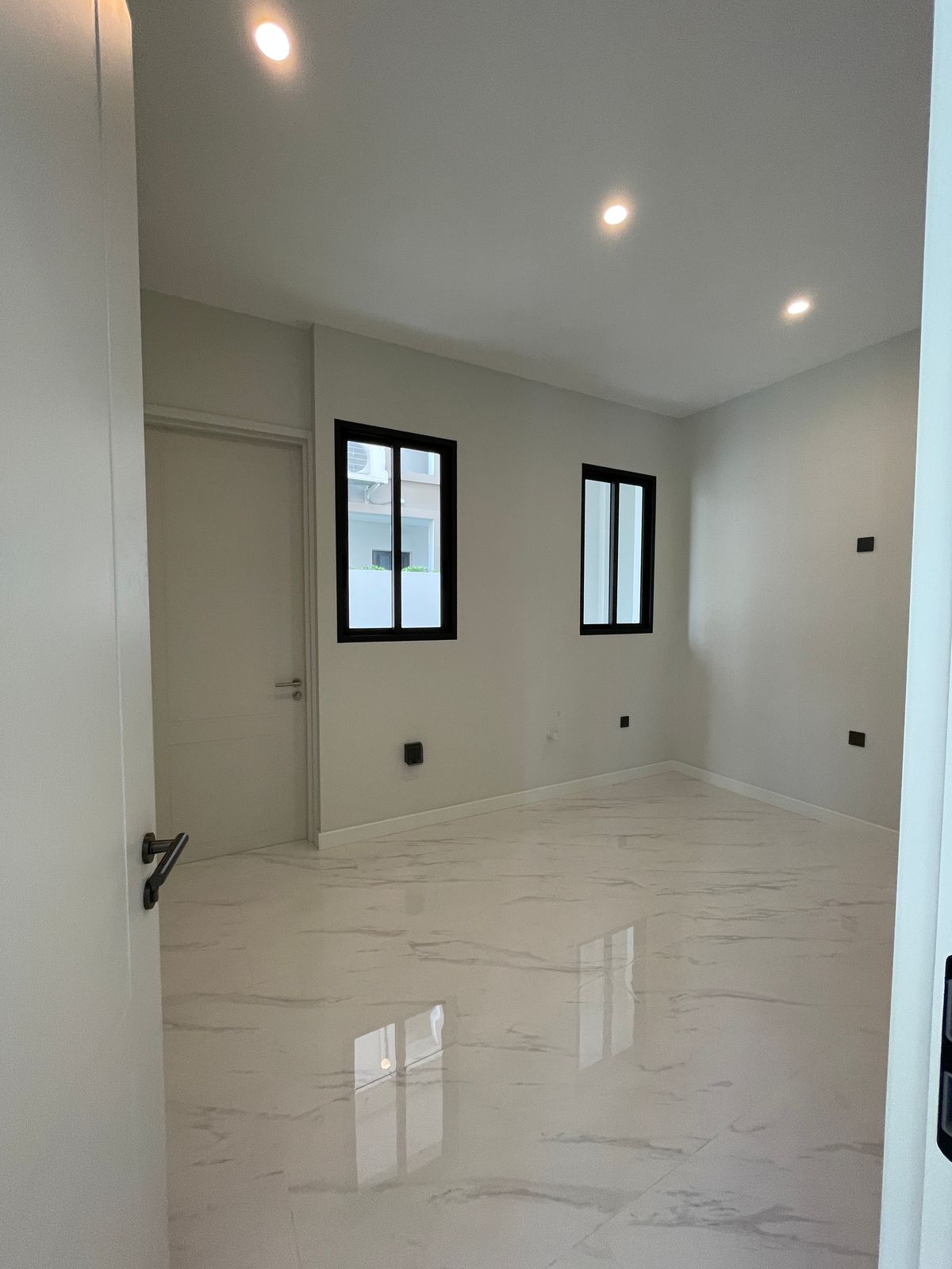 ขายบ้านบางนา แบริ่ง ลาซาล : ขายบ้านเดี่ยวหรู CINQ ROYAL The Eighteen Bangna KM.7  (แซงค์ รอยัล ดิ เอททีน บางนา กม.7) สุดยอดทำเลศักยภาพ ใกล้เมกาบางนา & โรงเรียนนานาชาติ Concordian เพียง 1–2 กม. บ้านใหญ่ 3 ชั้น พร้อมลิฟต์ส่วนตัว วิวสนามกอล์ฟเมืองแก้ว