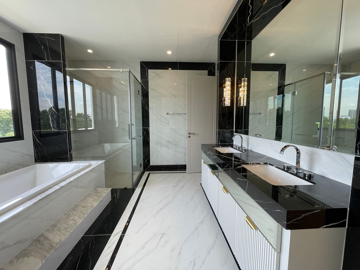 ขายบ้านบางนา แบริ่ง ลาซาล : ขายบ้านเดี่ยวหรู CINQ ROYAL The Eighteen Bangna KM.7  (แซงค์ รอยัล ดิ เอททีน บางนา กม.7) สุดยอดทำเลศักยภาพ ใกล้เมกาบางนา & โรงเรียนนานาชาติ Concordian เพียง 1–2 กม. บ้านใหญ่ 3 ชั้น พร้อมลิฟต์ส่วนตัว วิวสนามกอล์ฟเมืองแก้ว