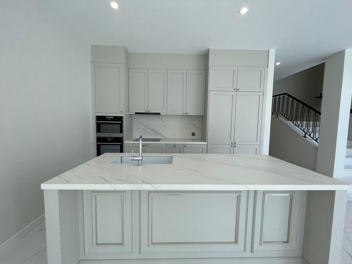 ขายบ้านบางนา แบริ่ง ลาซาล : ขายบ้านเดี่ยวหรู CINQ ROYAL The Eighteen Bangna KM.7  (แซงค์ รอยัล ดิ เอททีน บางนา กม.7) สุดยอดทำเลศักยภาพ ใกล้เมกาบางนา & โรงเรียนนานาชาติ Concordian เพียง 1–2 กม. บ้านใหญ่ 3 ชั้น พร้อมลิฟต์ส่วนตัว วิวสนามกอล์ฟเมืองแก้ว