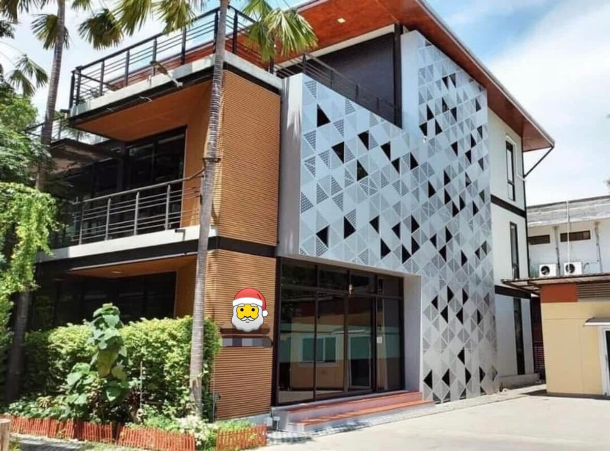 ให้เช่าสำนักงานบางนา แบริ่ง ลาซาล : 📌 ให้เช่าอาคารสำนักงาน ขนาดใหญ่ พร้อมพื้นที่สีเขียว ซอยลาซาล 41 สุขุมวิท 105 (บางนา) ใกล้ BTS แบริ่ง พื้นที่รวมกว่า 1,107 ตร.ม. 💰ราคาเช่า: 300,000 บาท/เดือน #จดทะเบียนบริษัทได้