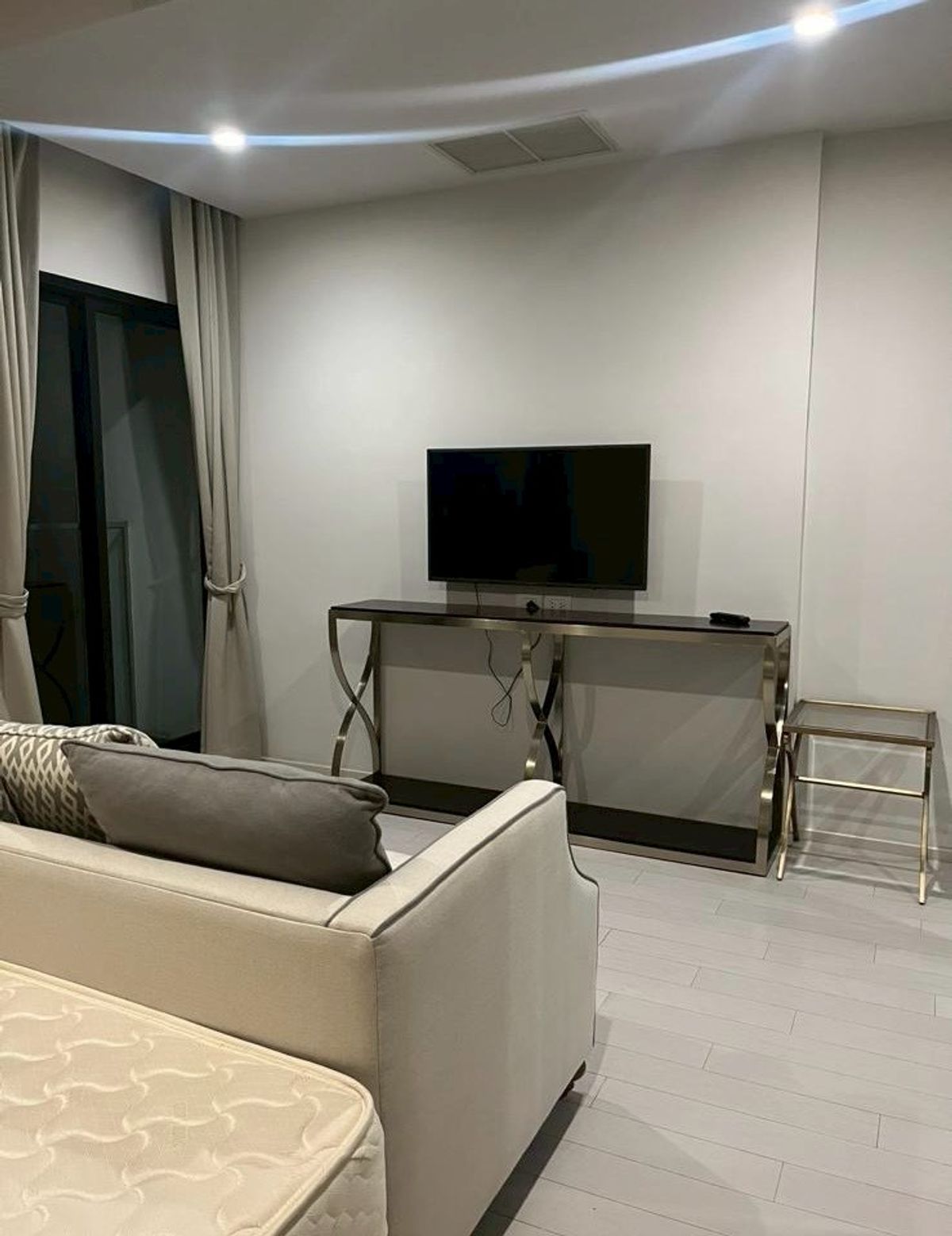 For RentCondoWitthayu, Chidlom, Langsuan, Ploenchit : 📍 Noble Ploenchit, beautiful room, many rooms, good location, high floor, beautiful view, fully furnished. Complete electrical appliances (special price)