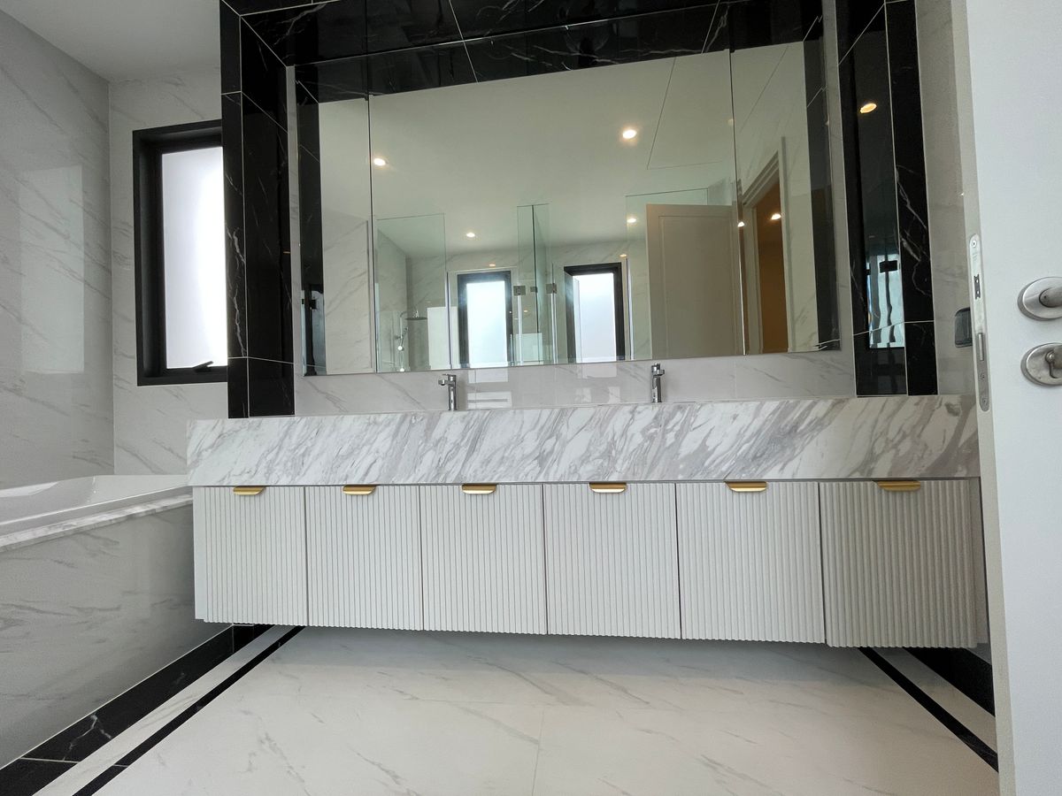 ขายบ้านบางนา แบริ่ง ลาซาล : ขายบ้านเดี่ยวหรู CINQ ROYAL The Eighteen Bangna KM.7  (แซงค์ รอยัล ดิ เอททีน บางนา กม.7) สุดยอดทำเลศักยภาพ ใกล้เมกาบางนา & โรงเรียนนานาชาติ Concordian เพียง 1–2 กม. บ้านใหญ่ 3 ชั้น พร้อมลิฟต์ส่วนตัว วิวสนามกอล์ฟเมืองแก้ว