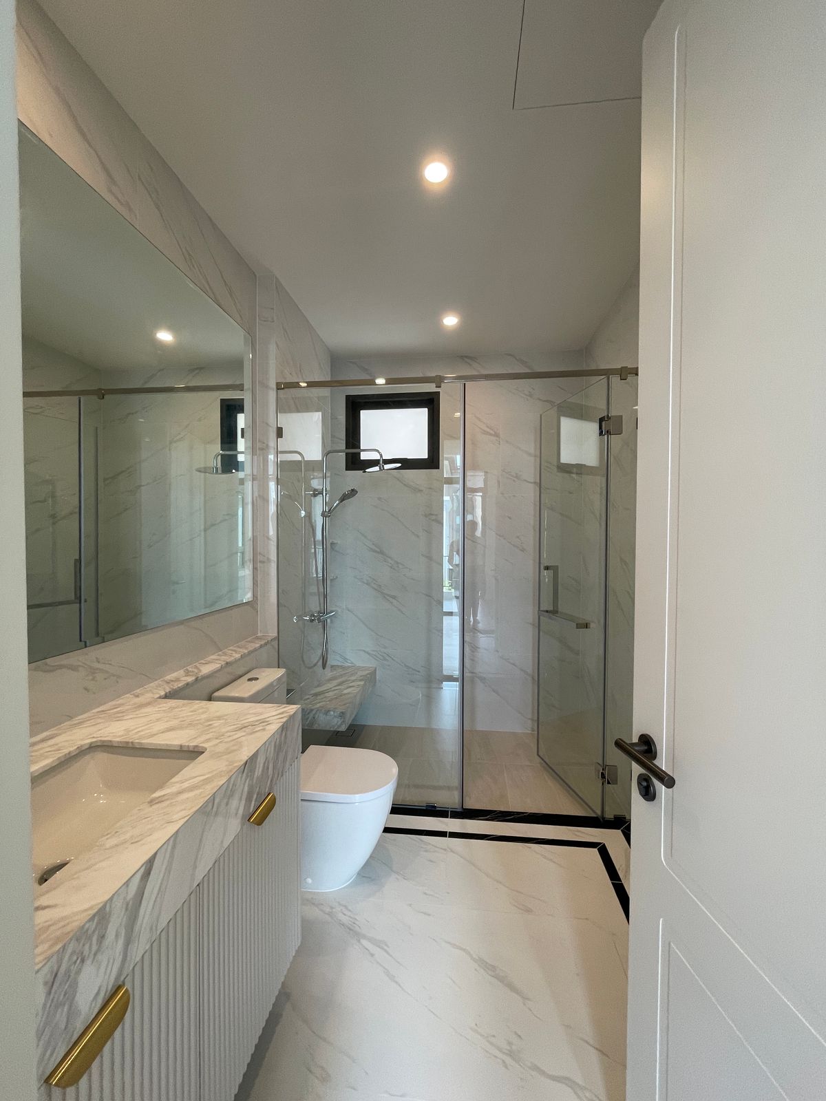 ขายบ้านบางนา แบริ่ง ลาซาล : ขายบ้านเดี่ยวหรู CINQ ROYAL The Eighteen Bangna KM.7  (แซงค์ รอยัล ดิ เอททีน บางนา กม.7) สุดยอดทำเลศักยภาพ ใกล้เมกาบางนา & โรงเรียนนานาชาติ Concordian เพียง 1–2 กม. บ้านใหญ่ 3 ชั้น พร้อมลิฟต์ส่วนตัว วิวสนามกอล์ฟเมืองแก้ว