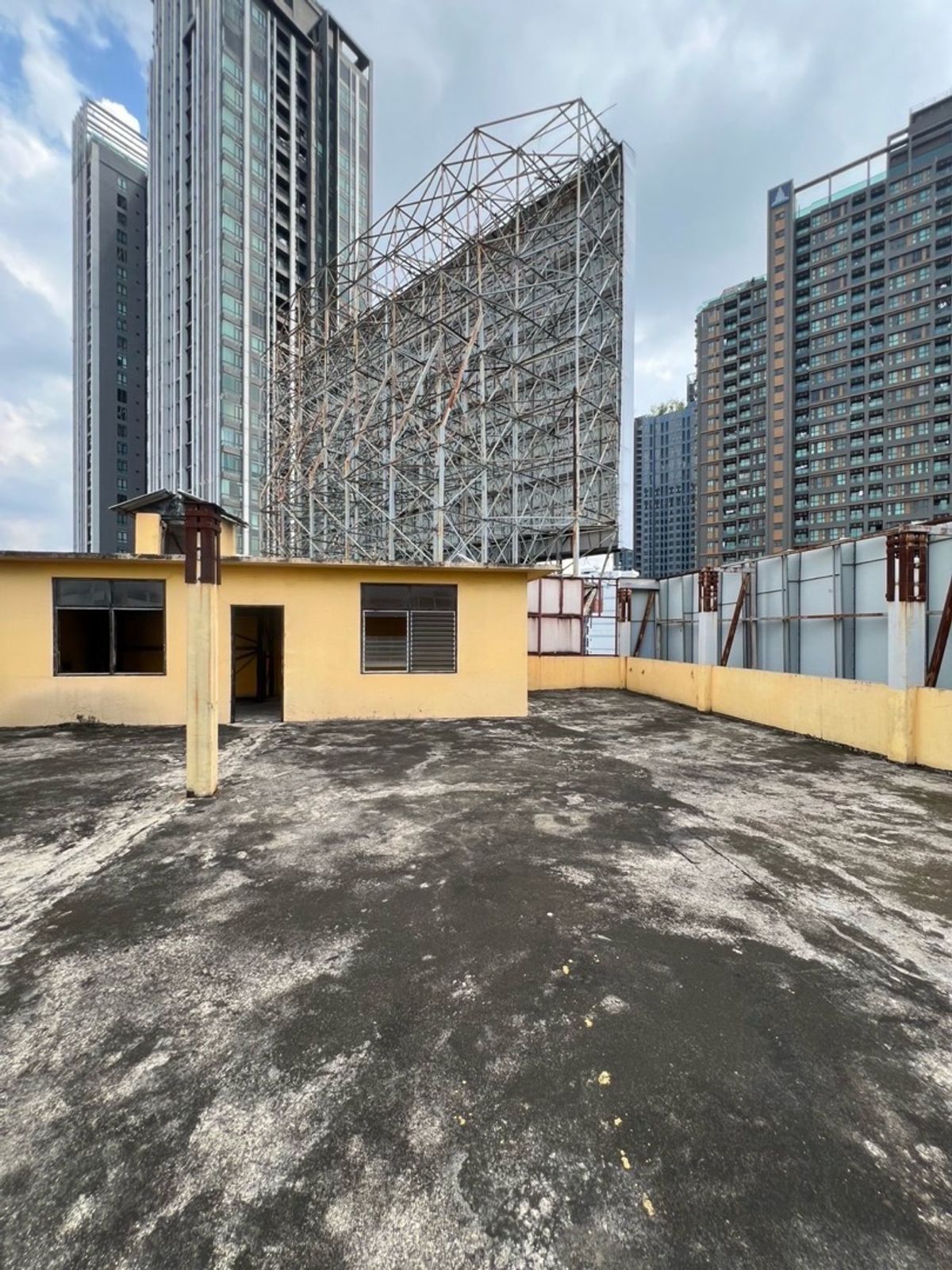 For RentShowroomAri,Anusaowaree : Showroom for rent, Din Daeng Monument, Phaya Thai, near King Power, premium location, has parking and can install a passenger elevator.