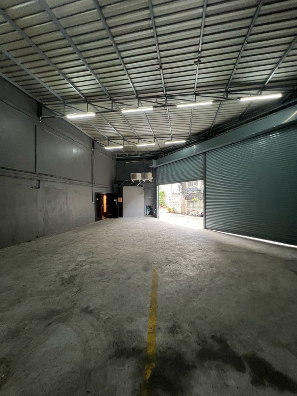 For RentShowroomAri,Anusaowaree : Showroom for rent, Din Daeng Monument, Phaya Thai, near King Power, premium location, has parking and can install a passenger elevator.