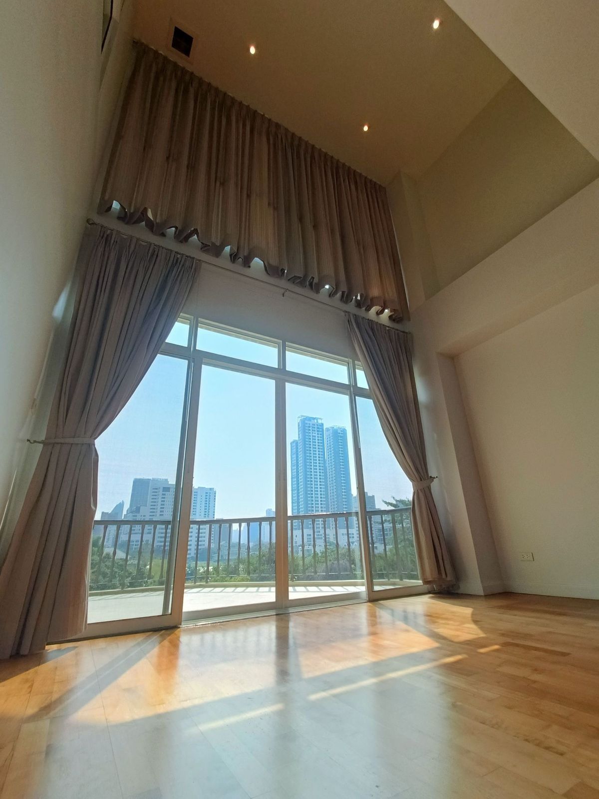 ขายคอนโดสุขุมวิท อโศก ทองหล่อ : เพนท์เฮาส์ Duplex ใจกลางสุขุมวิท 39, The Cadogan Private Residence