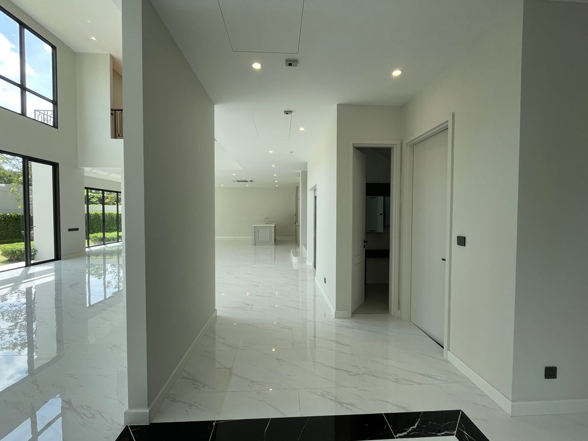 ขายบ้านบางนา แบริ่ง ลาซาล : ขายบ้านเดี่ยวหรู CINQ ROYAL The Eighteen Bangna KM.7  (แซงค์ รอยัล ดิ เอททีน บางนา กม.7) สุดยอดทำเลศักยภาพ ใกล้เมกาบางนา & โรงเรียนนานาชาติ Concordian เพียง 1–2 กม. บ้านใหญ่ 3 ชั้น พร้อมลิฟต์ส่วนตัว วิวสนามกอล์ฟเมืองแก้ว