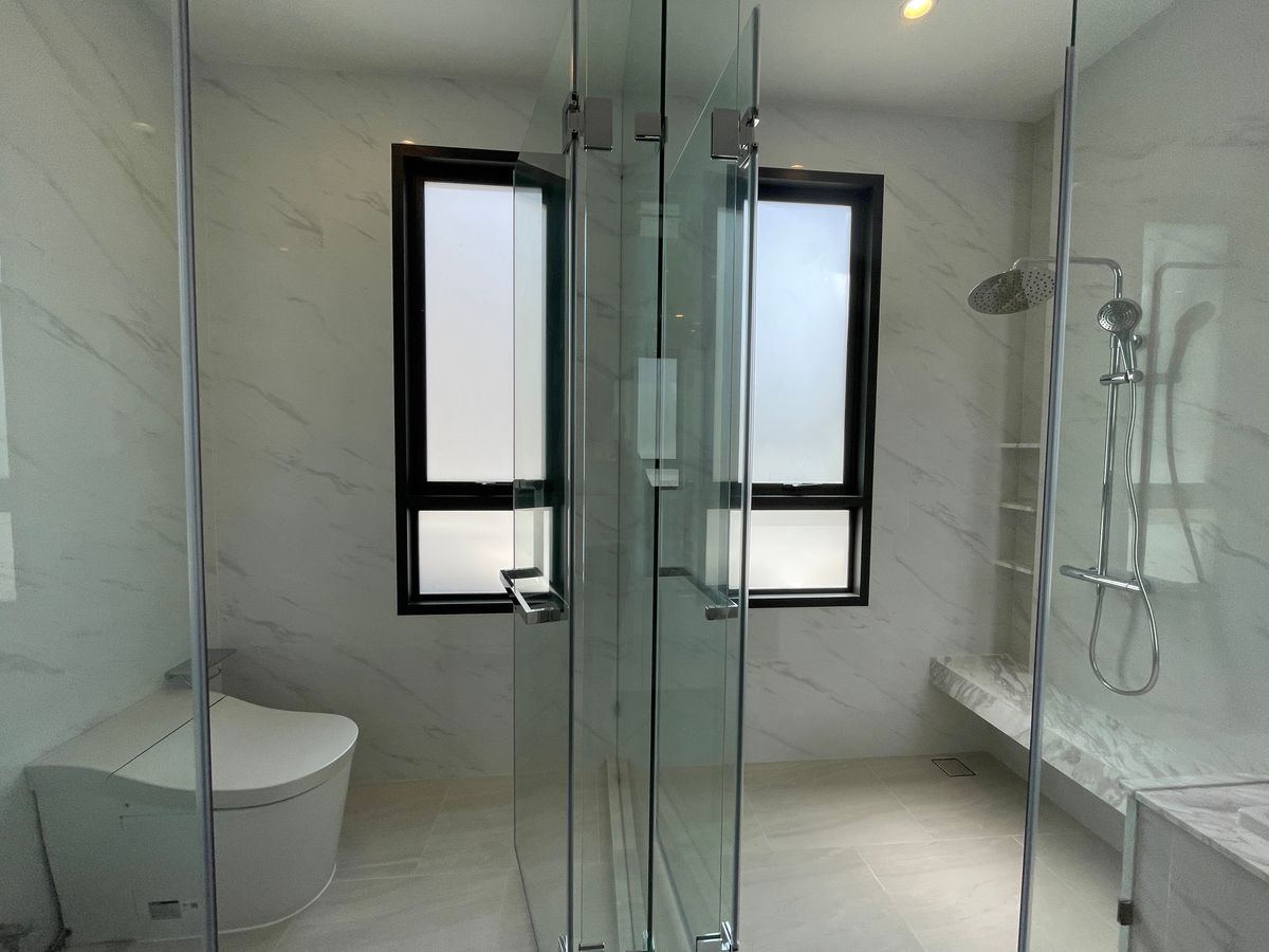 ขายบ้านบางนา แบริ่ง ลาซาล : ขายบ้านเดี่ยวหรู CINQ ROYAL The Eighteen Bangna KM.7  (แซงค์ รอยัล ดิ เอททีน บางนา กม.7) สุดยอดทำเลศักยภาพ ใกล้เมกาบางนา & โรงเรียนนานาชาติ Concordian เพียง 1–2 กม. บ้านใหญ่ 3 ชั้น พร้อมลิฟต์ส่วนตัว วิวสนามกอล์ฟเมืองแก้ว