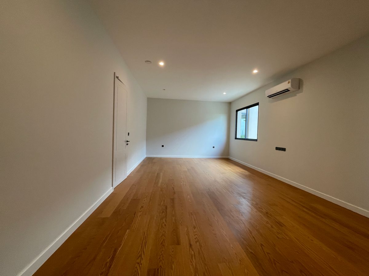 ขายบ้านบางนา แบริ่ง ลาซาล : ขายบ้านเดี่ยวหรู CINQ ROYAL The Eighteen Bangna KM.7  (แซงค์ รอยัล ดิ เอททีน บางนา กม.7) สุดยอดทำเลศักยภาพ ใกล้เมกาบางนา & โรงเรียนนานาชาติ Concordian เพียง 1–2 กม. บ้านใหญ่ 3 ชั้น พร้อมลิฟต์ส่วนตัว วิวสนามกอล์ฟเมืองแก้ว