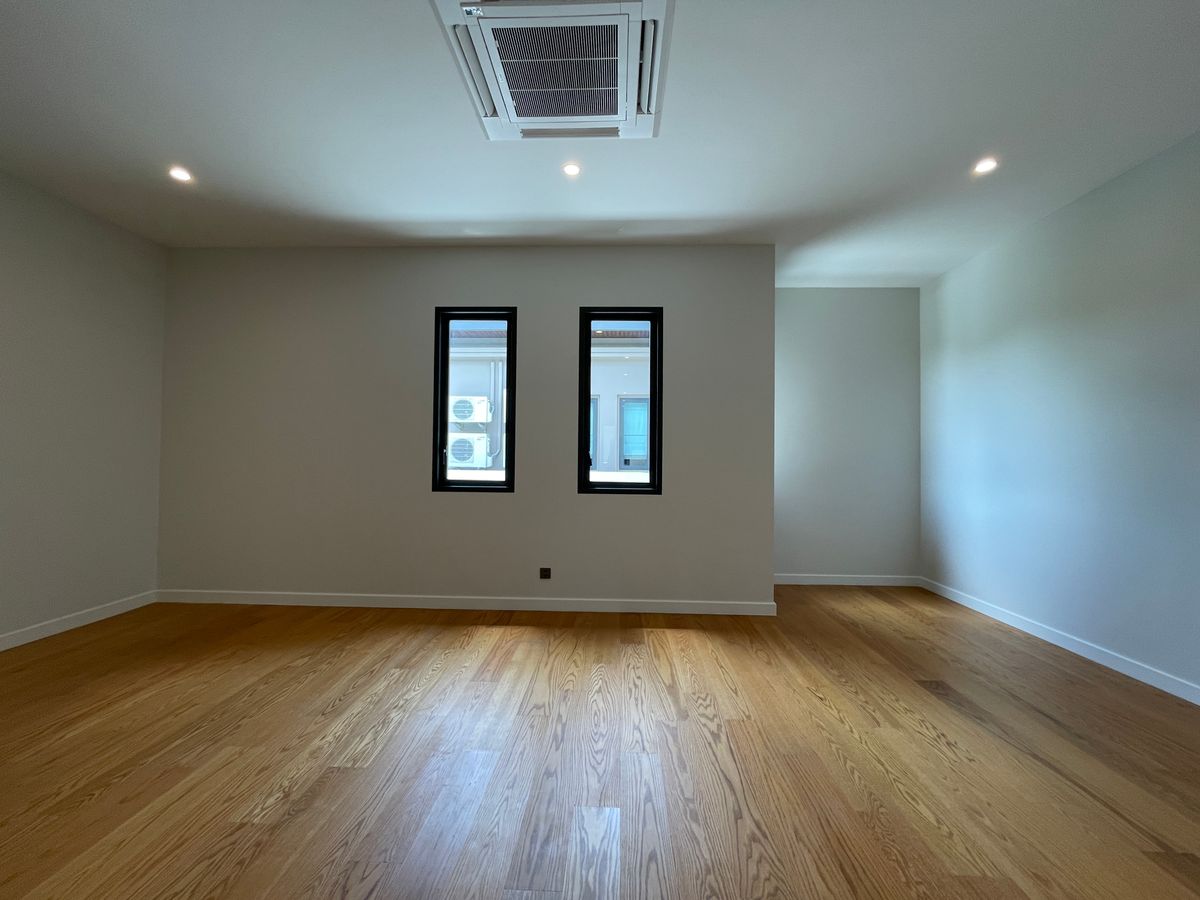 ขายบ้านบางนา แบริ่ง ลาซาล : ขายบ้านเดี่ยวหรู CINQ ROYAL The Eighteen Bangna KM.7  (แซงค์ รอยัล ดิ เอททีน บางนา กม.7) สุดยอดทำเลศักยภาพ ใกล้เมกาบางนา & โรงเรียนนานาชาติ Concordian เพียง 1–2 กม. บ้านใหญ่ 3 ชั้น พร้อมลิฟต์ส่วนตัว วิวสนามกอล์ฟเมืองแก้ว