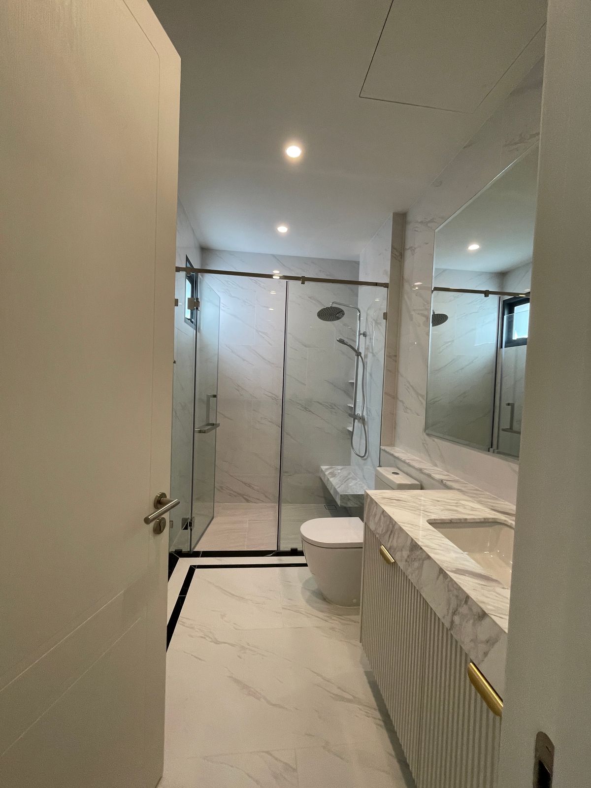 ขายบ้านบางนา แบริ่ง ลาซาล : ขายบ้านเดี่ยวหรู CINQ ROYAL The Eighteen Bangna KM.7  (แซงค์ รอยัล ดิ เอททีน บางนา กม.7) สุดยอดทำเลศักยภาพ ใกล้เมกาบางนา & โรงเรียนนานาชาติ Concordian เพียง 1–2 กม. บ้านใหญ่ 3 ชั้น พร้อมลิฟต์ส่วนตัว วิวสนามกอล์ฟเมืองแก้ว