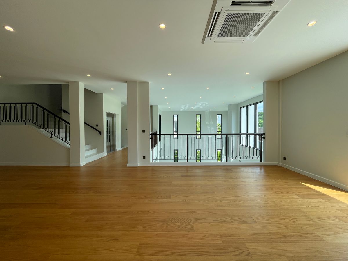 ขายบ้านบางนา แบริ่ง ลาซาล : ขายบ้านเดี่ยวหรู CINQ ROYAL The Eighteen Bangna KM.7  (แซงค์ รอยัล ดิ เอททีน บางนา กม.7) สุดยอดทำเลศักยภาพ ใกล้เมกาบางนา & โรงเรียนนานาชาติ Concordian เพียง 1–2 กม. บ้านใหญ่ 3 ชั้น พร้อมลิฟต์ส่วนตัว วิวสนามกอล์ฟเมืองแก้ว