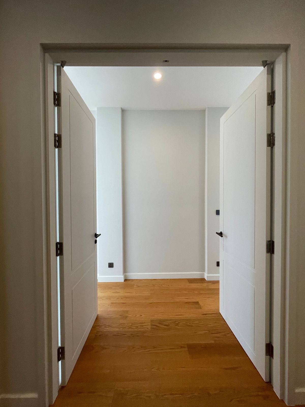 ขายบ้านบางนา แบริ่ง ลาซาล : ขายบ้านเดี่ยวหรู CINQ ROYAL The Eighteen Bangna KM.7  (แซงค์ รอยัล ดิ เอททีน บางนา กม.7) สุดยอดทำเลศักยภาพ ใกล้เมกาบางนา & โรงเรียนนานาชาติ Concordian เพียง 1–2 กม. บ้านใหญ่ 3 ชั้น พร้อมลิฟต์ส่วนตัว วิวสนามกอล์ฟเมืองแก้ว