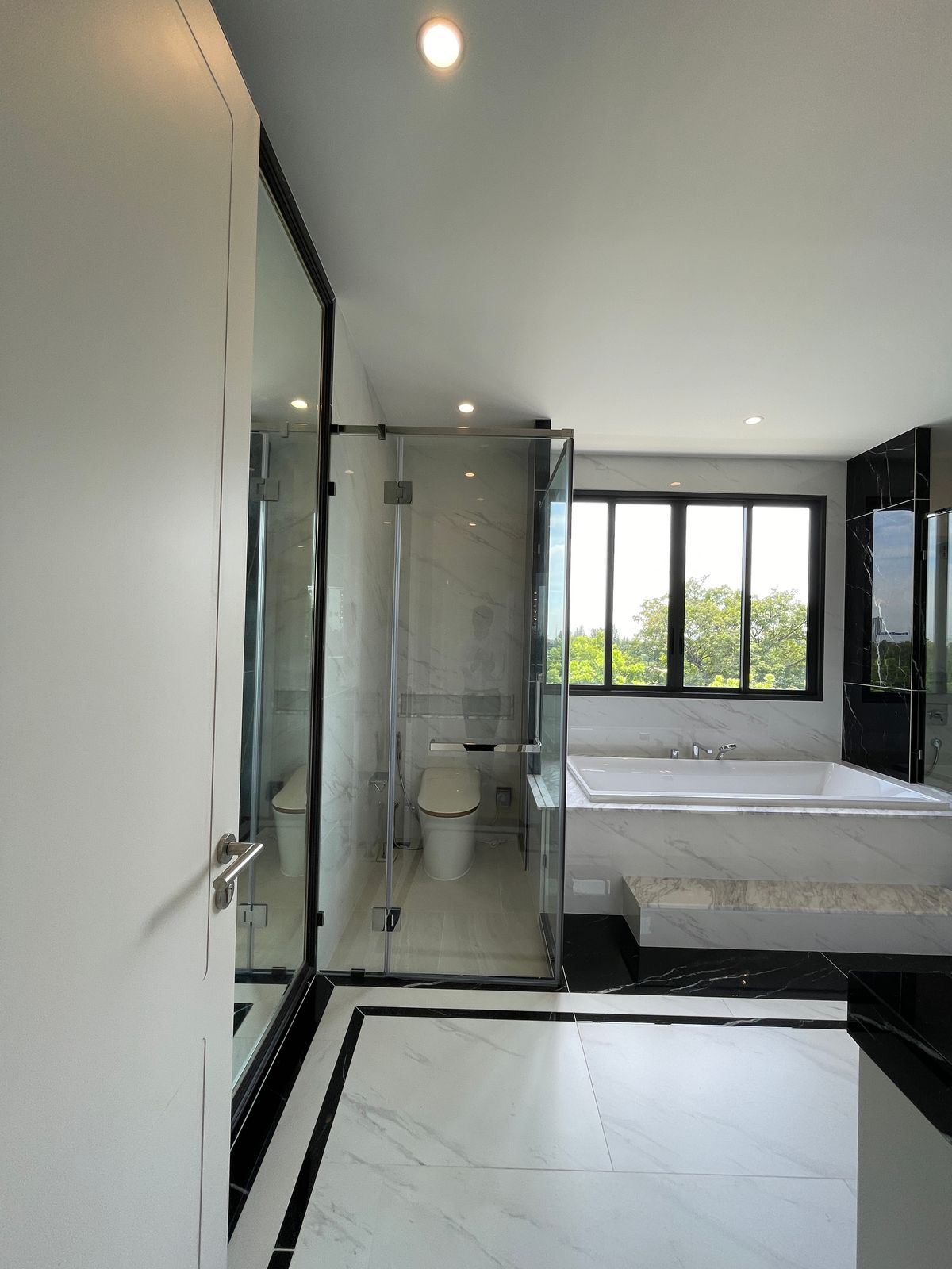 ขายบ้านบางนา แบริ่ง ลาซาล : ขายบ้านเดี่ยวหรู CINQ ROYAL The Eighteen Bangna KM.7  (แซงค์ รอยัล ดิ เอททีน บางนา กม.7) สุดยอดทำเลศักยภาพ ใกล้เมกาบางนา & โรงเรียนนานาชาติ Concordian เพียง 1–2 กม. บ้านใหญ่ 3 ชั้น พร้อมลิฟต์ส่วนตัว วิวสนามกอล์ฟเมืองแก้ว