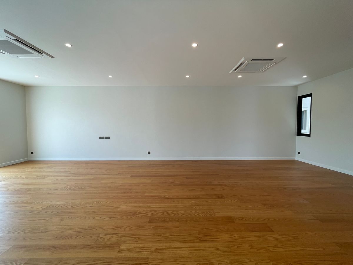 ขายบ้านบางนา แบริ่ง ลาซาล : ขายบ้านเดี่ยวหรู CINQ ROYAL The Eighteen Bangna KM.7  (แซงค์ รอยัล ดิ เอททีน บางนา กม.7) สุดยอดทำเลศักยภาพ ใกล้เมกาบางนา & โรงเรียนนานาชาติ Concordian เพียง 1–2 กม. บ้านใหญ่ 3 ชั้น พร้อมลิฟต์ส่วนตัว วิวสนามกอล์ฟเมืองแก้ว