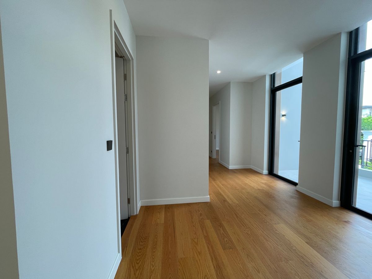 ขายบ้านบางนา แบริ่ง ลาซาล : ขายบ้านเดี่ยวหรู CINQ ROYAL The Eighteen Bangna KM.7  (แซงค์ รอยัล ดิ เอททีน บางนา กม.7) สุดยอดทำเลศักยภาพ ใกล้เมกาบางนา & โรงเรียนนานาชาติ Concordian เพียง 1–2 กม. บ้านใหญ่ 3 ชั้น พร้อมลิฟต์ส่วนตัว วิวสนามกอล์ฟเมืองแก้ว