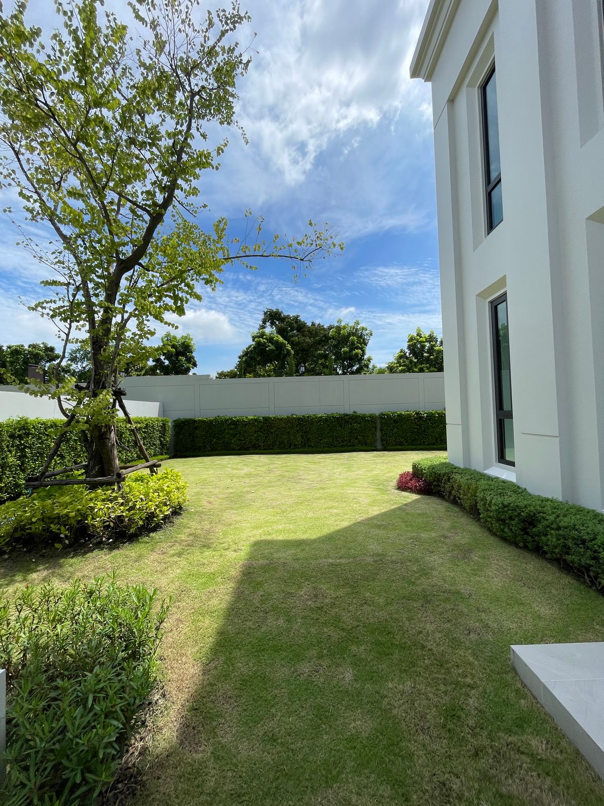 ขายบ้านบางนา แบริ่ง ลาซาล : ขายบ้านเดี่ยวหรู CINQ ROYAL The Eighteen Bangna KM.7  (แซงค์ รอยัล ดิ เอททีน บางนา กม.7) สุดยอดทำเลศักยภาพ ใกล้เมกาบางนา & โรงเรียนนานาชาติ Concordian เพียง 1–2 กม. บ้านใหญ่ 3 ชั้น พร้อมลิฟต์ส่วนตัว วิวสนามกอล์ฟเมืองแก้ว