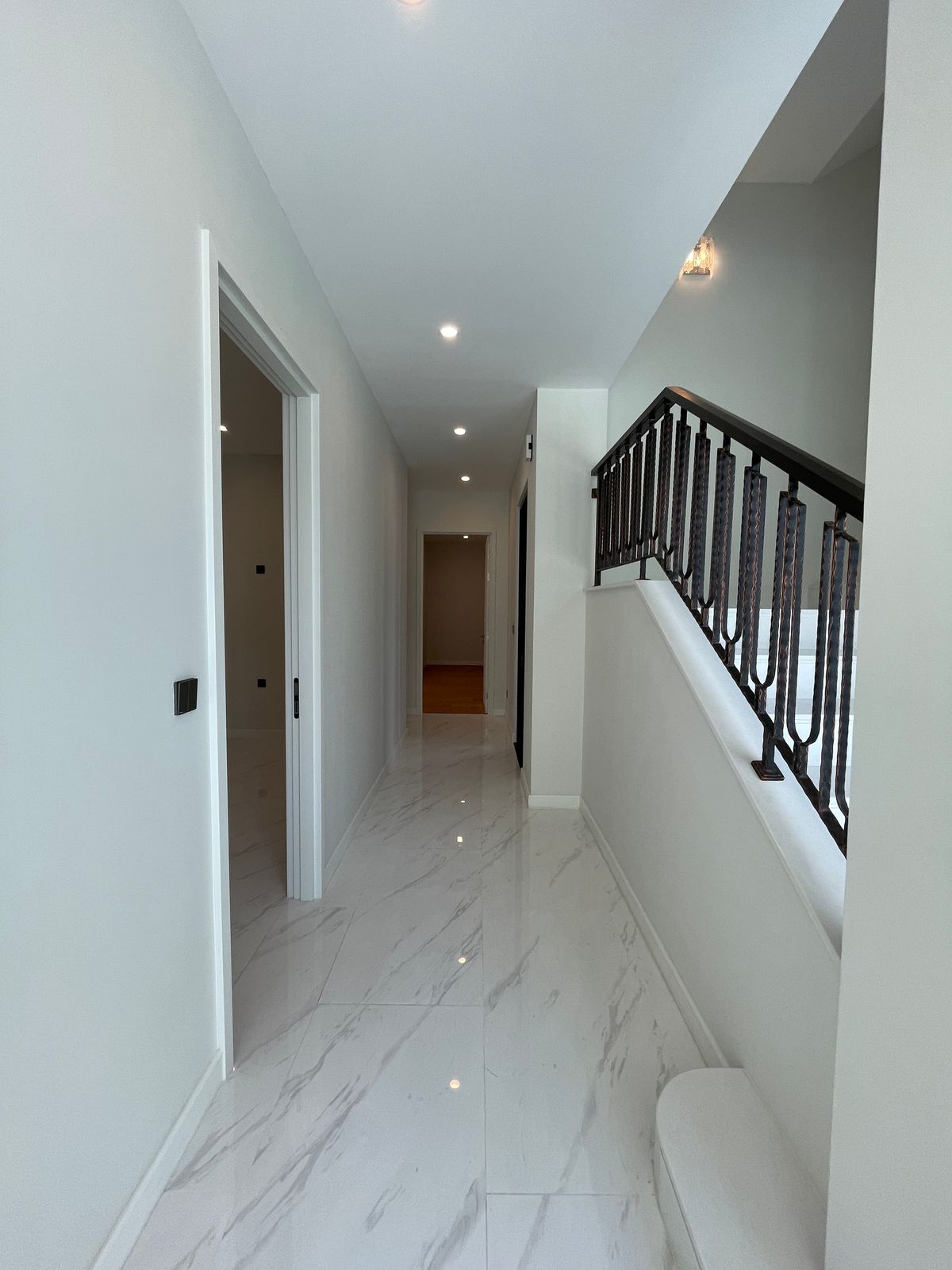 ขายบ้านบางนา แบริ่ง ลาซาล : ขายบ้านเดี่ยวหรู CINQ ROYAL The Eighteen Bangna KM.7  (แซงค์ รอยัล ดิ เอททีน บางนา กม.7) สุดยอดทำเลศักยภาพ ใกล้เมกาบางนา & โรงเรียนนานาชาติ Concordian เพียง 1–2 กม. บ้านใหญ่ 3 ชั้น พร้อมลิฟต์ส่วนตัว วิวสนามกอล์ฟเมืองแก้ว