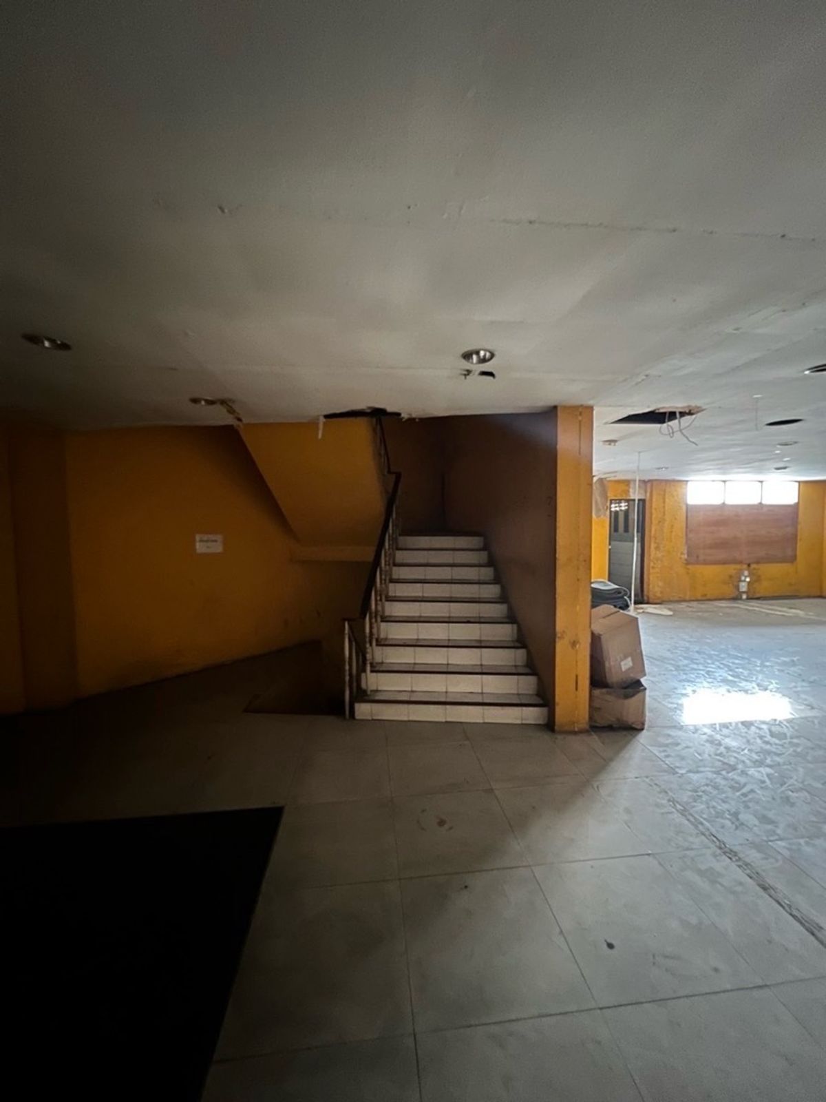 For RentShowroomAri,Anusaowaree : Showroom for rent, Din Daeng Monument, Phaya Thai, near King Power, premium location, has parking and can install a passenger elevator.