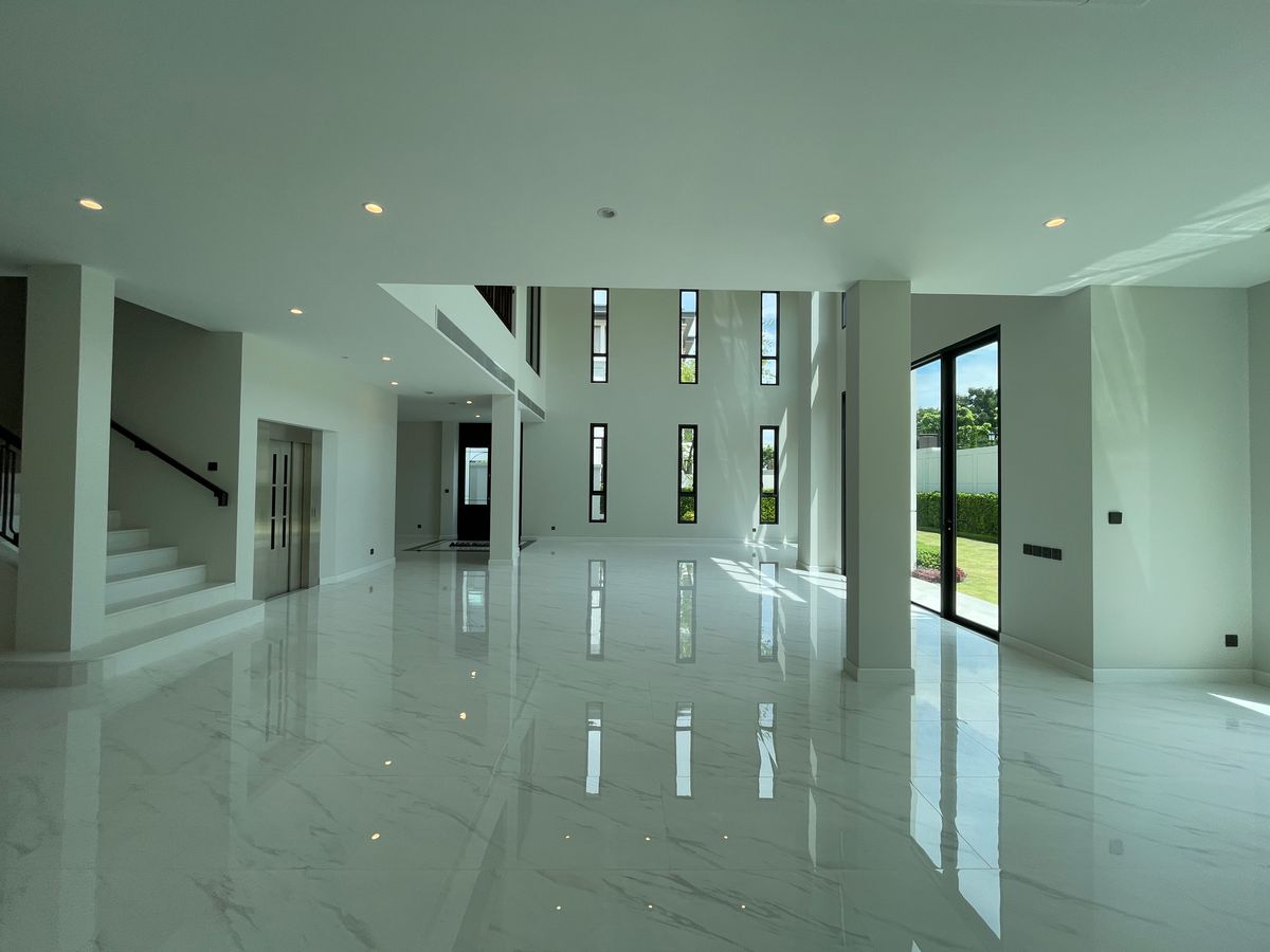 ขายบ้านบางนา แบริ่ง ลาซาล : ขายบ้านเดี่ยวหรู CINQ ROYAL The Eighteen Bangna KM.7  (แซงค์ รอยัล ดิ เอททีน บางนา กม.7) สุดยอดทำเลศักยภาพ ใกล้เมกาบางนา & โรงเรียนนานาชาติ Concordian เพียง 1–2 กม. บ้านใหญ่ 3 ชั้น พร้อมลิฟต์ส่วนตัว วิวสนามกอล์ฟเมืองแก้ว