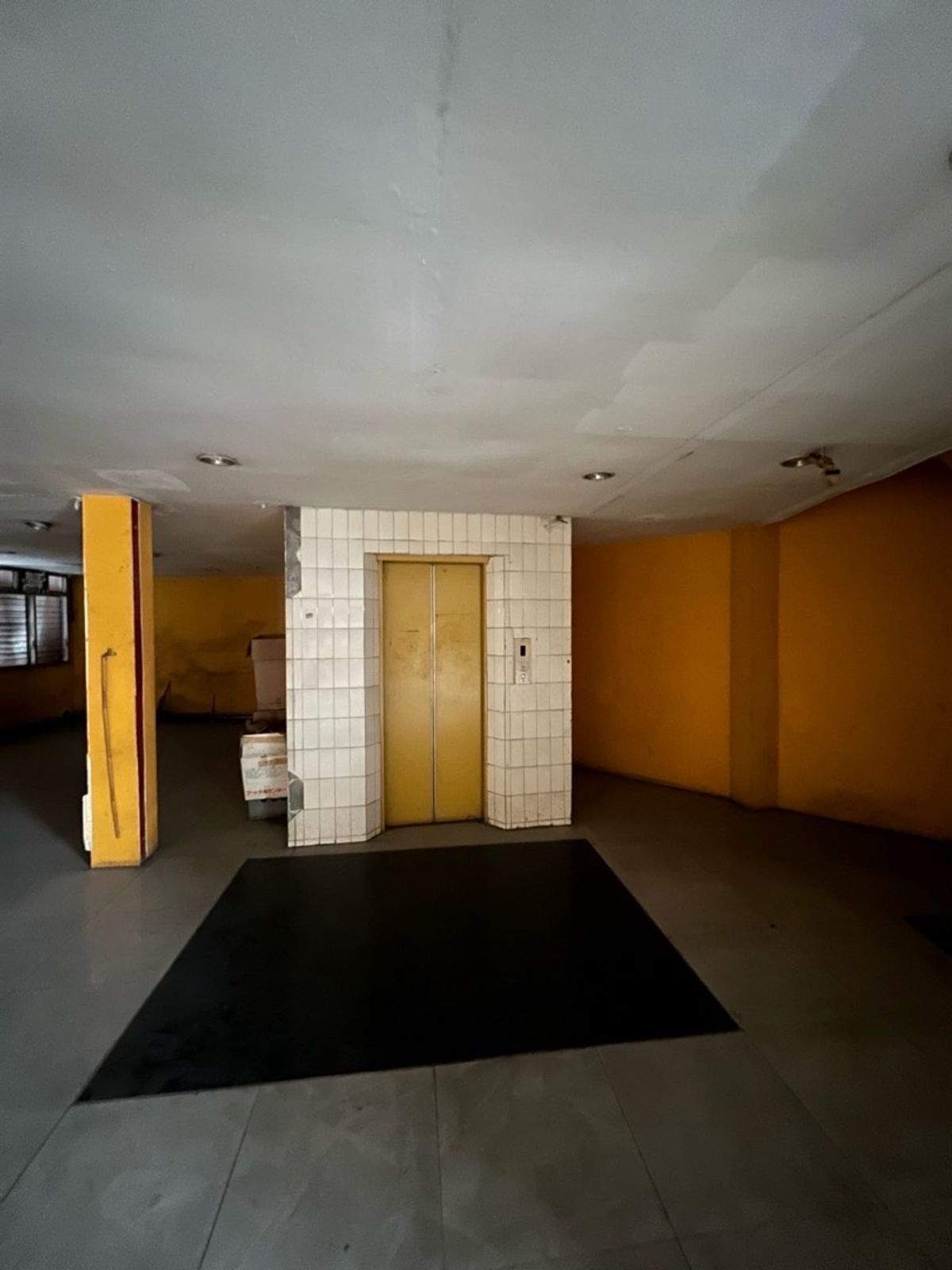 For RentShowroomAri,Anusaowaree : Showroom for rent, Din Daeng Monument, Phaya Thai, near King Power, premium location, has parking and can install a passenger elevator.