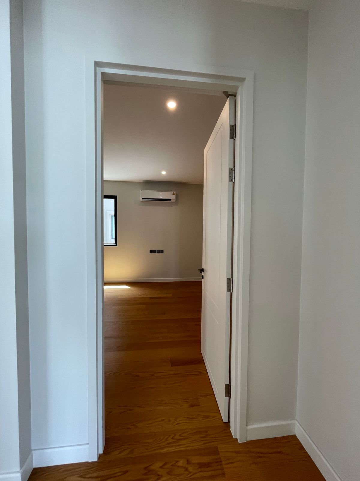 ขายบ้านบางนา แบริ่ง ลาซาล : ขายบ้านเดี่ยวหรู CINQ ROYAL The Eighteen Bangna KM.7  (แซงค์ รอยัล ดิ เอททีน บางนา กม.7) สุดยอดทำเลศักยภาพ ใกล้เมกาบางนา & โรงเรียนนานาชาติ Concordian เพียง 1–2 กม. บ้านใหญ่ 3 ชั้น พร้อมลิฟต์ส่วนตัว วิวสนามกอล์ฟเมืองแก้ว