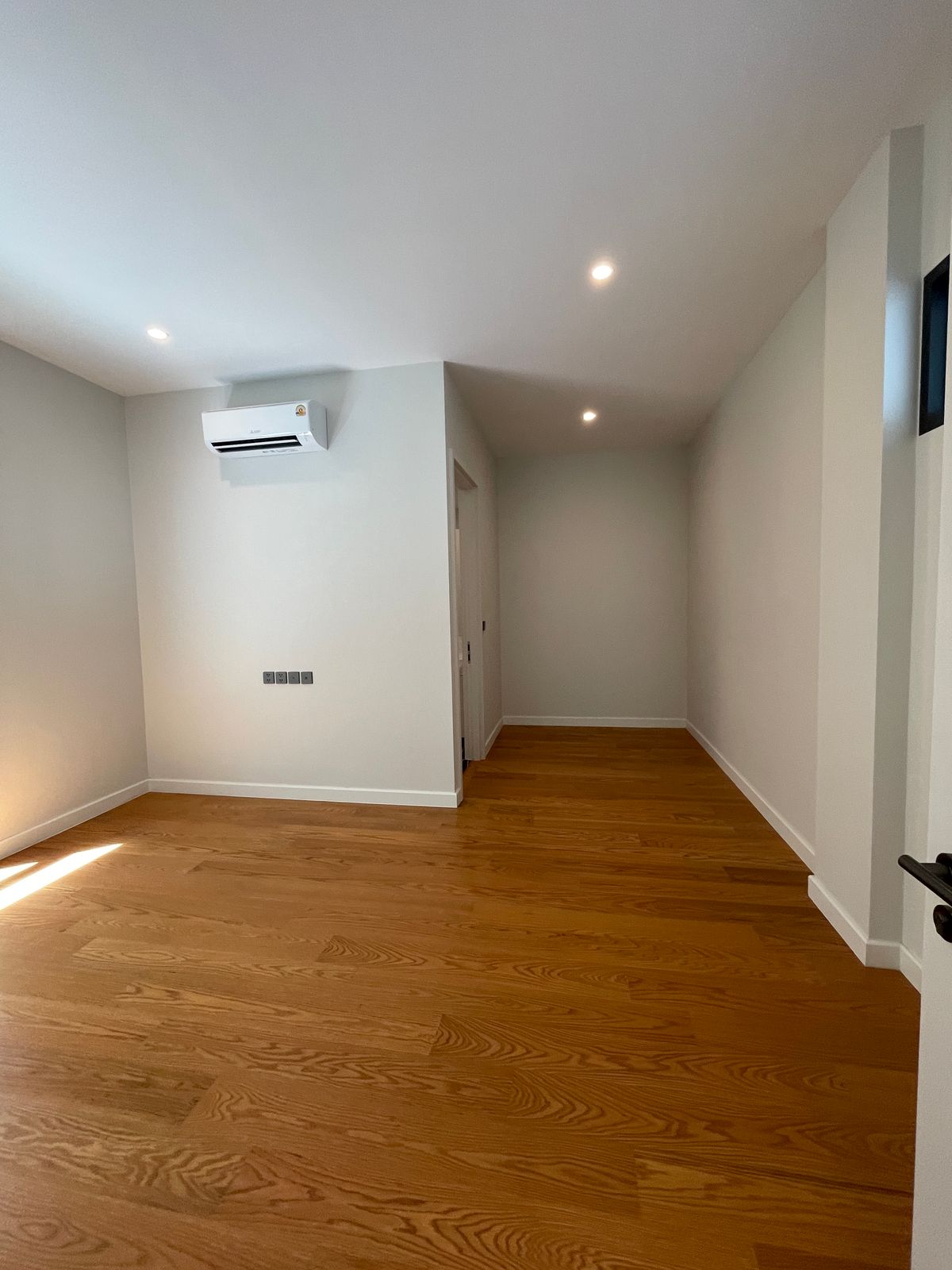 ขายบ้านบางนา แบริ่ง ลาซาล : ขายบ้านเดี่ยวหรู CINQ ROYAL The Eighteen Bangna KM.7  (แซงค์ รอยัล ดิ เอททีน บางนา กม.7) สุดยอดทำเลศักยภาพ ใกล้เมกาบางนา & โรงเรียนนานาชาติ Concordian เพียง 1–2 กม. บ้านใหญ่ 3 ชั้น พร้อมลิฟต์ส่วนตัว วิวสนามกอล์ฟเมืองแก้ว