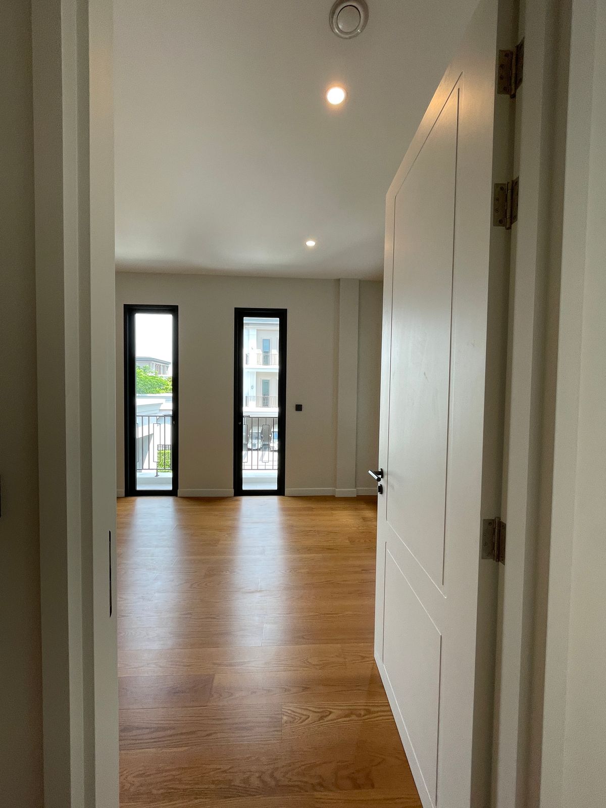 ขายบ้านบางนา แบริ่ง ลาซาล : ขายบ้านเดี่ยวหรู CINQ ROYAL The Eighteen Bangna KM.7  (แซงค์ รอยัล ดิ เอททีน บางนา กม.7) สุดยอดทำเลศักยภาพ ใกล้เมกาบางนา & โรงเรียนนานาชาติ Concordian เพียง 1–2 กม. บ้านใหญ่ 3 ชั้น พร้อมลิฟต์ส่วนตัว วิวสนามกอล์ฟเมืองแก้ว